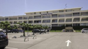 A multi-story hotel with a sign reading "LE GRAND PAVOIS". - Le Grand Pavois by Interhome (Port Camargue)