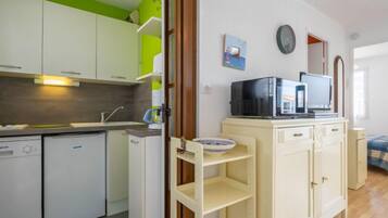 Réfrigérateur, lave-vaisselle, chaise haute