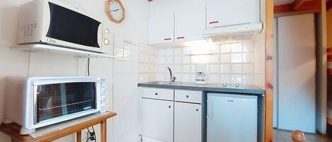 KĂŒhlschrank, Mikrowelle, Hochstuhl, Kochgeschirr/Geschirr/Besteck