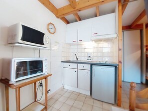 Réfrigérateur, micro-ondes, chaise haute