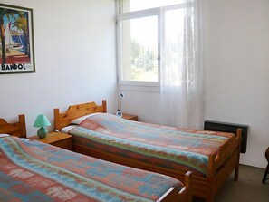 2 bedrooms, iron/ironing board, WiFi