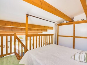 Ein Etagenbett mit Holzrahmen und einer weißen Matratze.