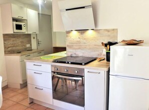 Refrigerador, microondas, horno y periquera 