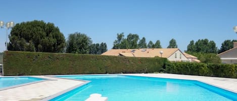 Una piscina con una cerca blanca y un letrero que indica que no se permite bucear.
