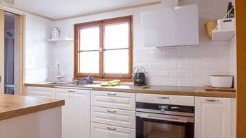 Kühlschrank, Mikrowelle, Ofen, Geschirrspüler