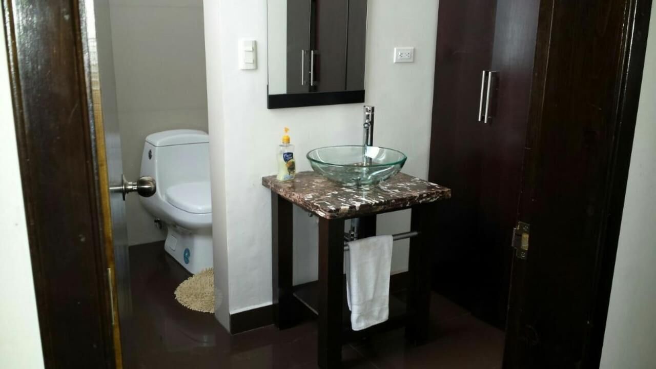 Regadera, amenidades de baño gratuitas, secadora de cabello, toallas 