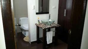 Buồng tắm vòi sen, đồ dùng nhà tắm miễn phí, máy sấy tóc, khăn tắm 
