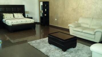 Muebles diferentes, wifi gratis y ropa de cama