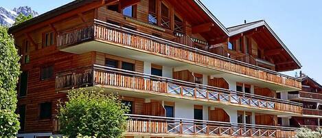 المنشأة من الخارج