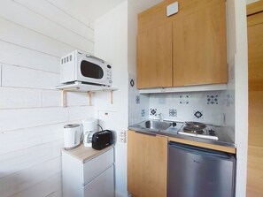 Réfrigérateur, micro-ondes, batterie de cuisine, vaisselle et ustensiles