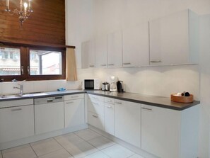 Kühlschrank, Mikrowelle, Ofen, Geschirrspüler