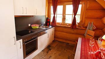 Réfrigérateur, four, lave-vaisselle, chaise haute