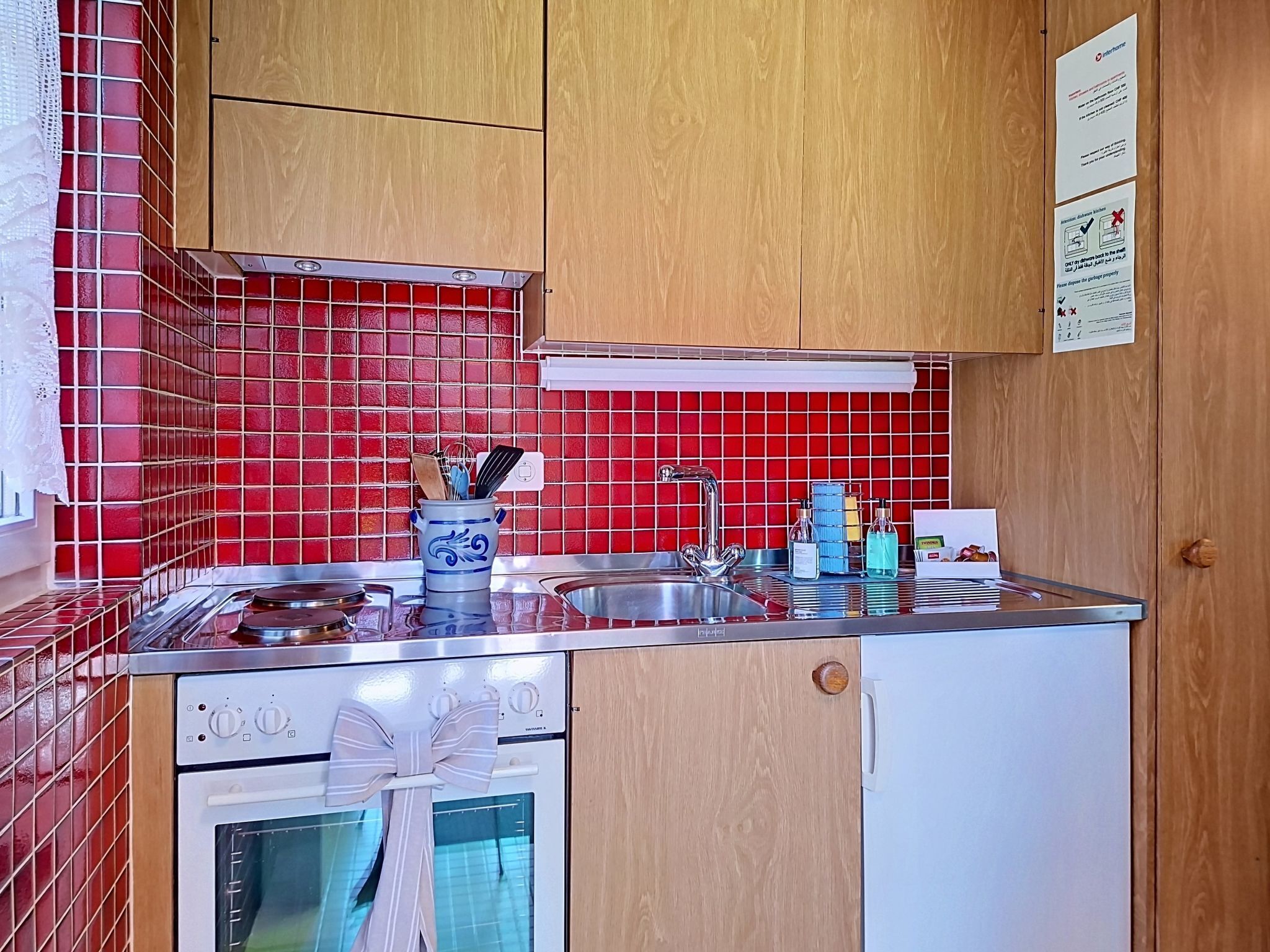 Kühlschrank, Ofen, Kochgeschirr/Geschirr/Besteck