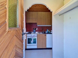 Fridge, oven, cookware/dishes/utensils - Chalet Auf dem Vogelstein by Interhome (Grindelwald)