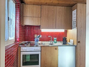 Køleskab, ovn, køkkentøj/tallerkener/redskaber