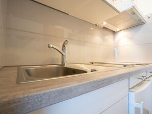 Een koelkast, een microgolfoven, een vaatwasser