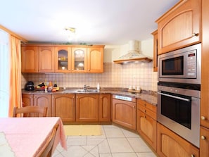 Kühlschrank, Mikrowelle, Ofen, Geschirrspüler