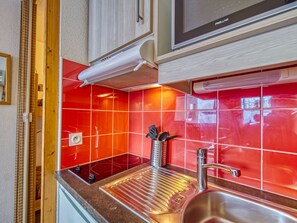 Kühlschrank, Mikrowelle, Kochgeschirr/Geschirr/Besteck