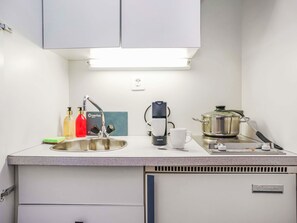 Køleskab, mikrobølgeovn, køkkentøj/tallerkener/redskaber