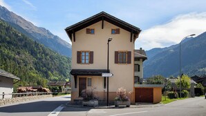 Un edificio a due piani con un cartello che indica 'Prarreyre' a destra.