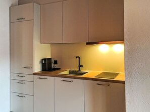 Réfrigérateur, lave-vaisselle, grille-pain