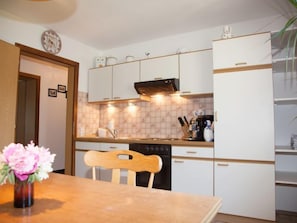 Kühlschrank, Mikrowelle, Ofen, Kochgeschirr/Geschirr/Besteck