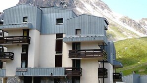 Ein modernes Gebäude mit Balkonen und Bergblick.