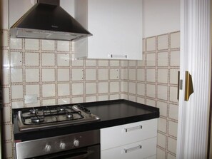 Kühlschrank, Ofen, Kochgeschirr/Geschirr/Besteck