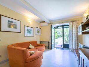 TV - L'Oliviera by Interhome (Siena)