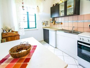 Kühlschrank, Ofen, Kochgeschirr/Geschirr/Besteck