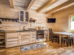 Kühlschrank, Ofen, Kochgeschirr/Geschirr/Besteck