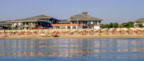 Una spiaggia nelle vicinanze