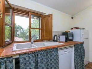 Kühlschrank, Ofen, Geschirrspüler, Kochgeschirr/Geschirr/Besteck