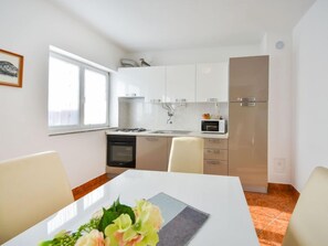 Kühlschrank, Mikrowelle, Ofen, Geschirrspüler