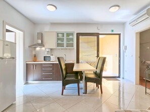 Fridge, microwave, cookware/dishes/utensils, freezer - Villa Alpa by Interhome (Umag)