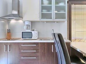 Kühlschrank, Mikrowelle, Kochgeschirr/Geschirr/Besteck, Gefrierschrank