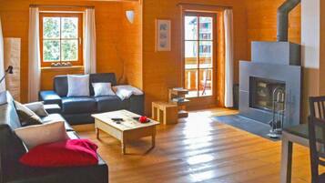 Fernseher, Kamin, DVD-Player