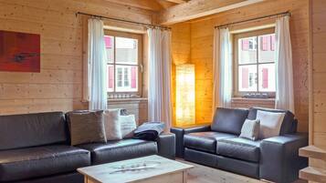 Fernseher, Kamin, DVD-Player