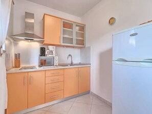 Fridge, microwave, cookware/dishes/utensils - Villa Alpa by Interhome (Umag)