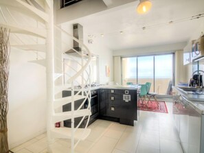 Een koelkast, een microgolfoven, een oven, een vaatwasser