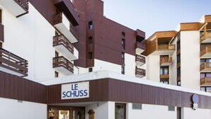 A modern building with a sign reading "LE SCHUSS". - Schuss 309 by Interhome (Val Thorens)