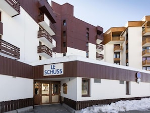 A modern building with a sign reading "LE SCHUSS". - Schuss 309 by Interhome (Val Thorens)