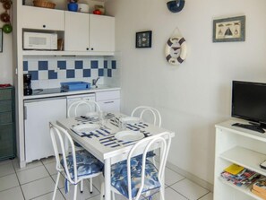 Refrigerador, microondas, lavavajillas, silla alta para bebés