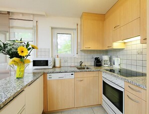 Een koelkast, een magnetron, een oven, een vaatwasser