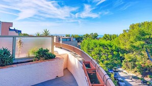 A balcony with a view of the sea and trees. - Le Grand Vallon by Interhome (Bandol)
