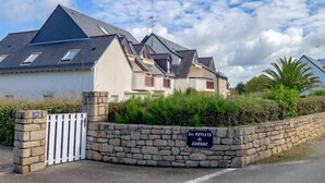 A row of houses with stone walls and a sign indicating 'Lou Reflets de Carnac'. - Les Reflets de Carnac by Interhome (Carnac)