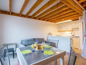 Une cuisine moderne avec des armoires blanches et un four encastré.