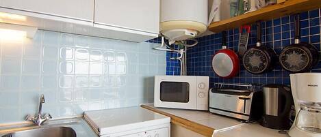 Kühlschrank, Mikrowelle, Ofen, Hochstuhl