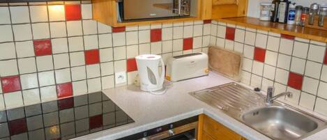 Een koelkast, een microgolfoven, een oven, een vaatwasser