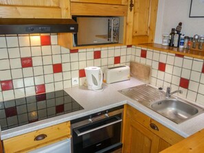 Jääkaappi, mikroaaltouuni, uuni, astianpesukone